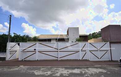 Imagem: A casa possui 5 Dormitórios, 4 Banheiros, 4 Vagas na garagem