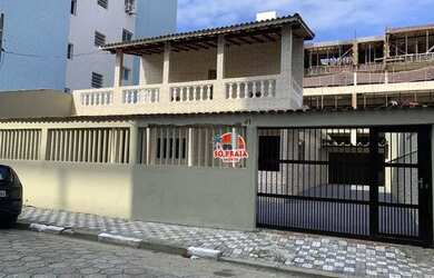 Imagem: A casa possui 4 Dormitórios, 2 Banheiros, 5 Vagas na garagem