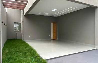 Imagem: A casa possui 3 Dormitórios, 2 Banheiros, 2 Vagas na garagem