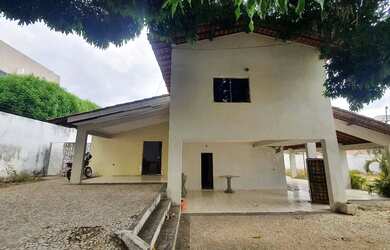 Imagem: A casa possui 4 Dormitórios, 4 Banheiros, 4 Vagas na garagem