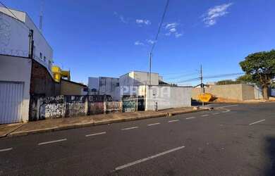 Imagem: O terreno possui 360m² de Área e está localizado em Santa