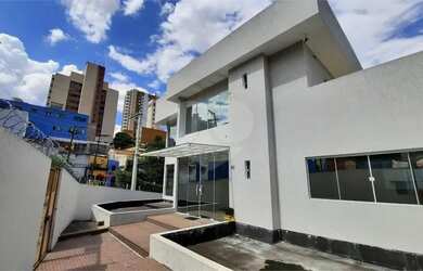 Imagem: O depósito possui 5 Vagas na garagem e 500m² de Área e está