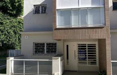 Imagem: A casa possui 3 Dormitórios, 1 Banheiro, 2 Vagas na garagem