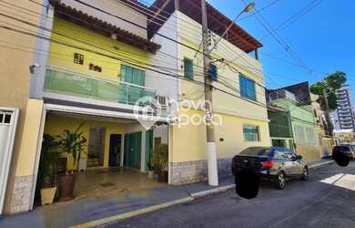 Imagem: A casa à venda possui 4 Dormitórios, 5 Banheiros, 2 Vagas