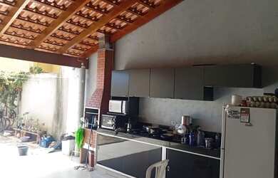 Imagem: A casa possui 3 Dormitórios, 1 Banheiro, 3 Vagas na garagem