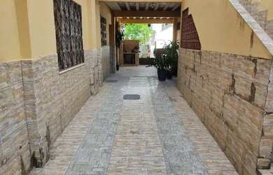 Imagem: A casa possui 1 Dormitório, 1 Banheiro, 1 Vaga na garagem