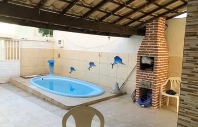 Imagem: A casa possui 2 Dormitórios, Acomodam 10 pessoas, 2 Vagas na