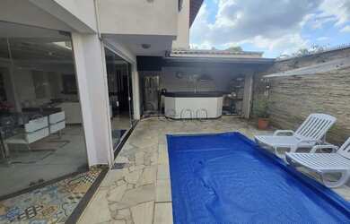 Imagem: A casa possui 3 Dormitórios, 3 Banheiros, 2 Vagas na garagem