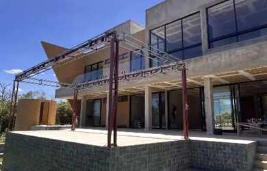 Imagem: A casa possui 5 Dormitórios, 5 Banheiros, 5 Vagas na garagem