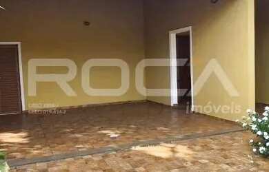 Imagem: A casa possui 3 Dormitórios, 3 Banheiros, 4 Vagas na garagem