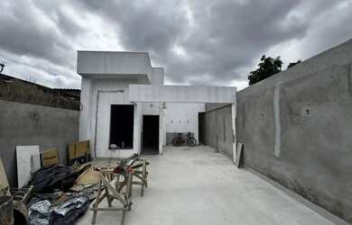 Imagem: A casa possui 3 Dormitórios, 2 Banheiros, 2 Vagas na garagem