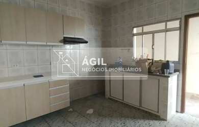 Imagem: A casa possui 3 Dormitórios, 3 Banheiros, 2 Vagas na garagem