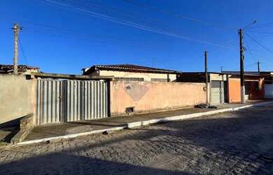 Imagem: A casa possui 2 Dormitórios, 2 Banheiros, 2 Vagas na garagem