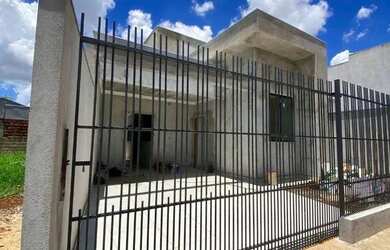 Imagem: A casa possui 2 Dormitórios, 2 Banheiros, 2 Vagas na garagem