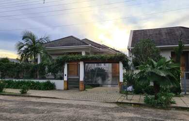 Imagem: A casa possui 4 Dormitórios, 5 Banheiros, 2 Vagas na garagem