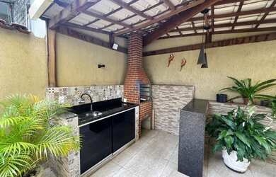 Imagem: O apartamento possui 3 Dormitórios, 1 Banheiro, 2 Vagas na