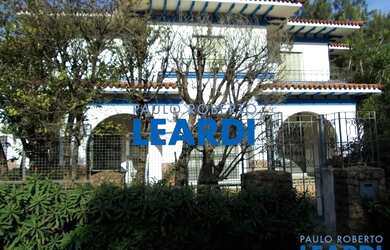 Imagem: A casa possui 4 Dormitórios, 4 Banheiros, 2 Vagas na garagem