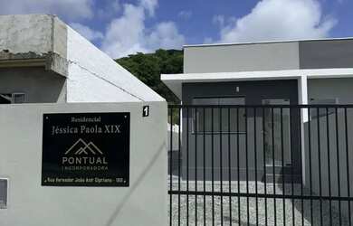 Imagem: A casa possui 3 Dormitórios, 1 Banheiro, 2 Vagas na garagem