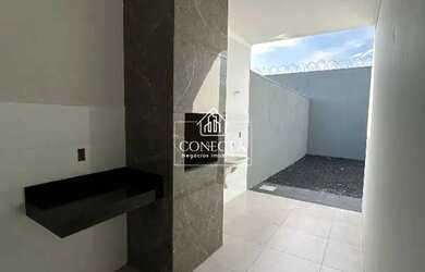 Imagem: A casa possui 3 Dormitórios, 2 Banheiros, 2 Vagas na garagem