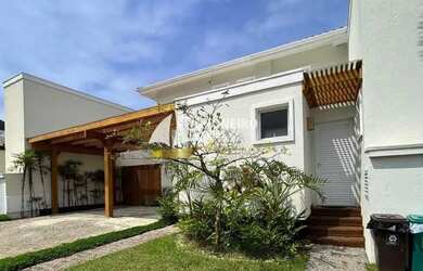 Imagem: A casa em condomínio possui 4 Dormitórios, 5 Banheiros, 3