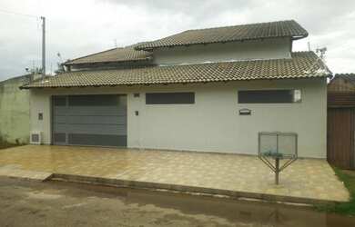 Imagem: A casa possui 3 Dormitórios, 2 Banheiros, 3 Vagas na garagem