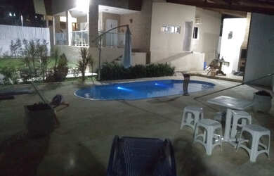 Imagem: A casa possui 3 Dormitórios, Acomodam 12 pessoas, 3 Vagas na