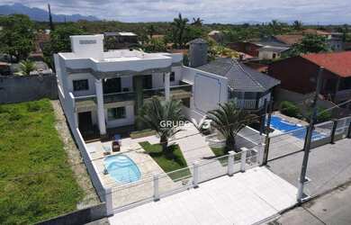 Imagem: A casa possui 3 Dormitórios, 2 Banheiros, 5 Vagas na garagem