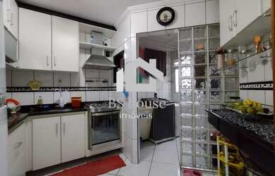 Imagem: O apartamento possui 3 Dormitórios, 1 Banheiro, 1 Vaga na garagem