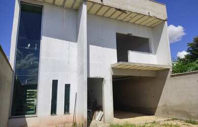 Imagem: A casa possui 2 Dormitórios, 2 Banheiros, 2 Vagas na garagem