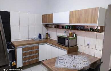 Imagem: A casa possui 3 Dormitórios, 2 Banheiros, 90m² de Área e