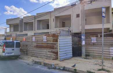 Imagem: A casa possui 3 Dormitórios, 1 Banheiro, 2 Vagas na garagem