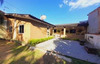 Imagem: A casa possui 3 Dormitórios, 1 Banheiro, 2 Vagas na garagem