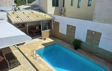 Imagem: A casa possui 3 Dormitórios, 4 Banheiros, 2 Vagas na garagem