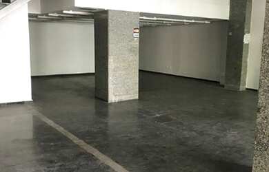 Imagem: O depósito possui 4 Vagas na garagem e 750m² de Área e está