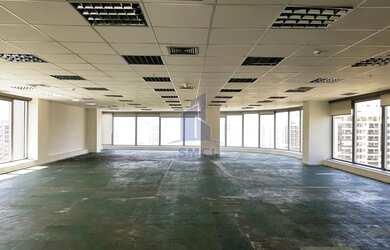 Imagem: O depósito possui 5 Vagas na garagem, 331m² de Área e está