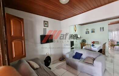 Imagem: A casa possui 3 Dormitórios, 2 Banheiros, 4 Vagas na garagem