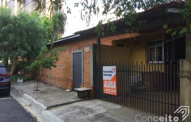 Imagem: A casa possui 4 Dormitórios, 1 Banheiro, 2 Vagas na garagem