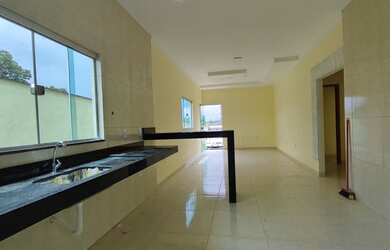 Imagem: A casa possui 3 Dormitórios, 2 Banheiros, 5 Vagas na garagem