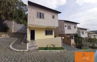 Imagem: A casa possui 3 Dormitórios, 2 Banheiros, 1 Vaga na garagem