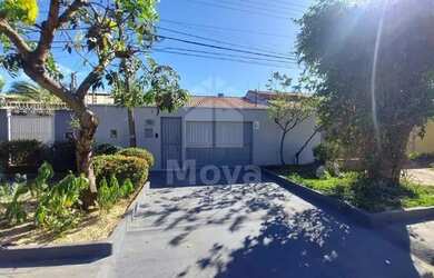 Imagem: A casa possui 2 Dormitórios, 1 Banheiro, 3 Vagas na garagem