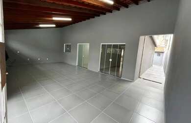 Imagem: A casa possui 3 Dormitórios, 3 Banheiros, 3 Vagas na garagem