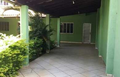 Imagem: A casa possui 4 Dormitórios, 4 Banheiros, 3 Vagas na garagem