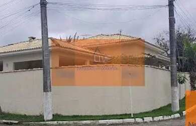 Imagem: A casa possui 5 Dormitórios, 4 Banheiros, 3 Vagas na garagem