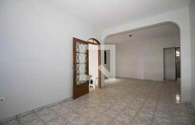 Imagem: A casa possui 2 Dormitórios, 1 Banheiro, 3 Vagas na garagem