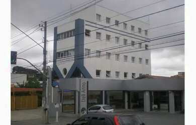 Imagem: O depósito possui 5 Vagas na garagem, 816m² de Área e está