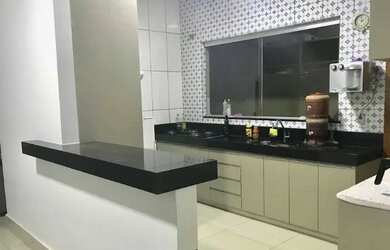 Imagem: A casa possui 3 Dormitórios, 2 Banheiros, 3 Vagas na garagem