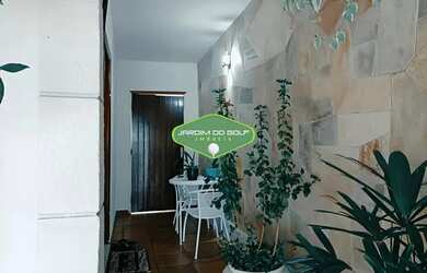 Imagem: A casa possui 3 Dormitórios, 4 Banheiros, 2 Vagas na garagem