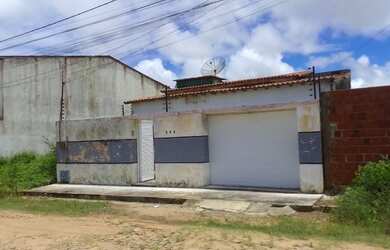 Imagem: A casa possui 3 Dormitórios, 2 Banheiros, 2 Vagas na garagem