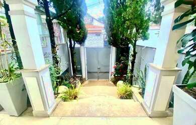 Imagem: A casa possui 4 Dormitórios, 5 Banheiros, 5 Vagas na garagem