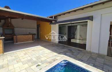 Imagem: A casa possui 4 Dormitórios, 3 Banheiros, 3 Vagas na garagem